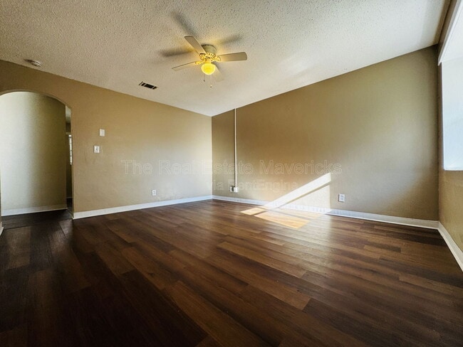 Primary Photo - 5601 Belaire Dr