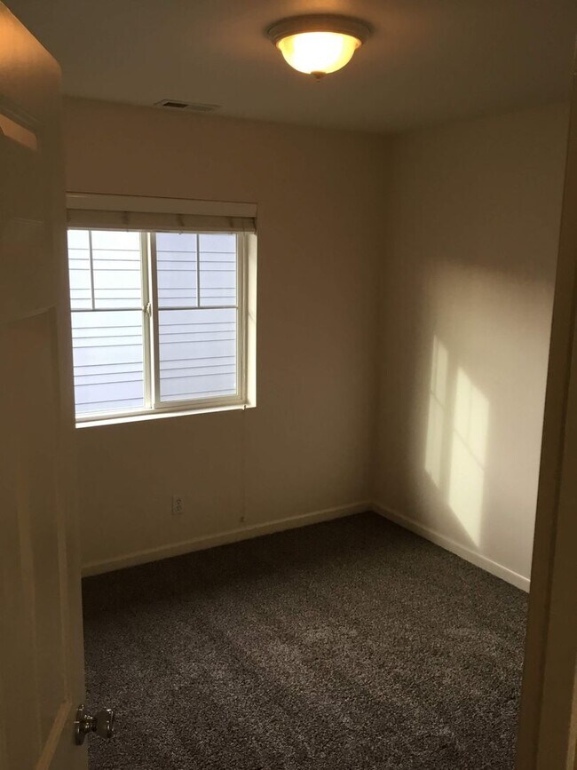 Building Photo - 3 Bedroom Home in Bethel-Danebo Area