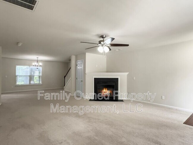 Building Photo - 8753 Red Oak Dr
