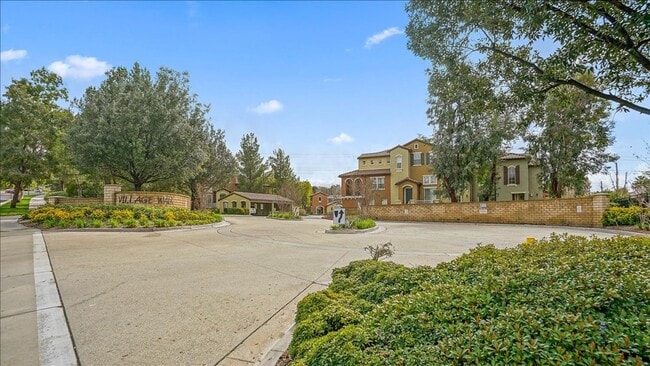 Building Photo - Beautiful Tri-Level Valencia Townhome with...