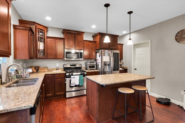 Building Photo - 2 story 4 bedroom 3.5 bath