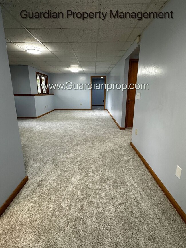 Building Photo - Maple Grove Single Family Home, 2 Car Garage, Dishwasher, Solar, Available Now