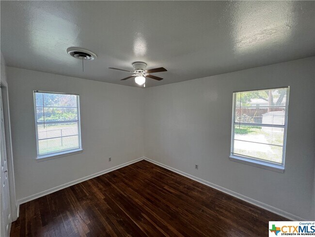 Building Photo - 208 Easy St