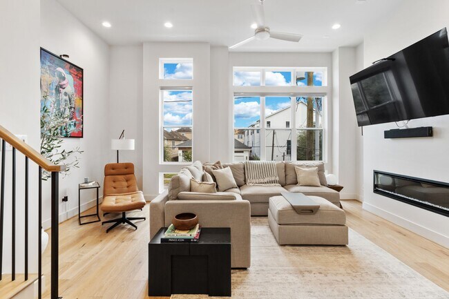 Building Photo - 1504 Ennis St