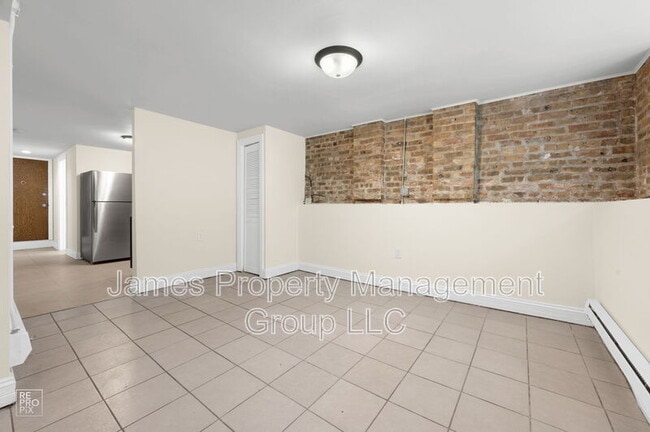 Building Photo - 835 N Paulina St