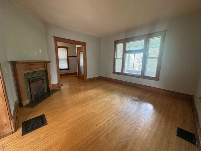 Building Photo - Beautifully Preserved 4 Bed | 2 Bath House in Saint Paul
