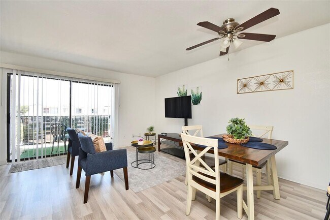 Building Photo - 2820 S Bartell Dr