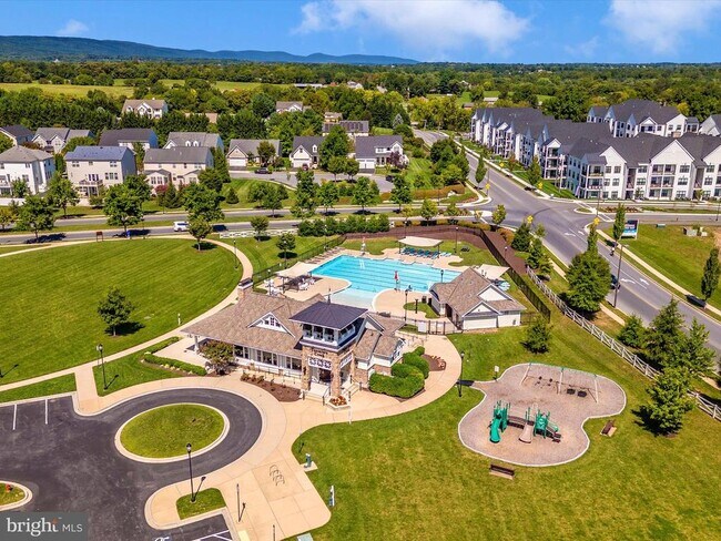 Building Photo - 1807 Fairway Ln