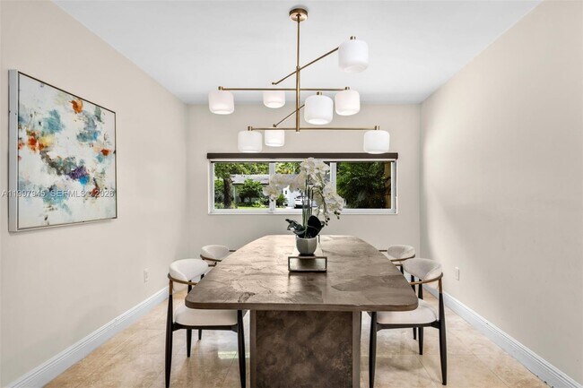 Building Photo - 611 Santurce Ave