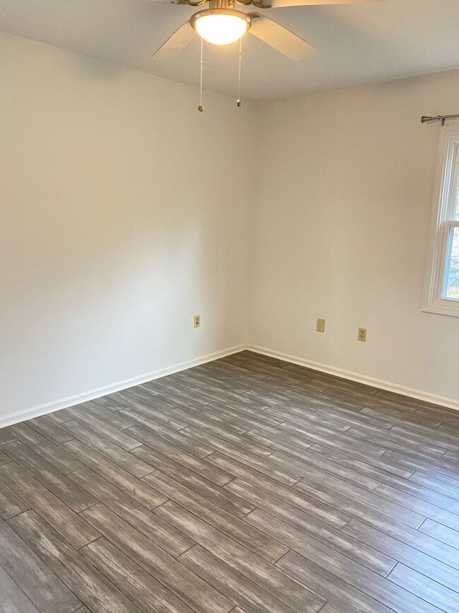 Building Photo - Conveniently located 4 bedroom, 2 bathroom...