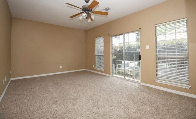 Building Photo - Stylish 3-Bedroom Townhome in Coveted Rive...
