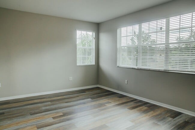 Building Photo - Elegant 5-Bedroom Pool Home with 3-Car Gar...