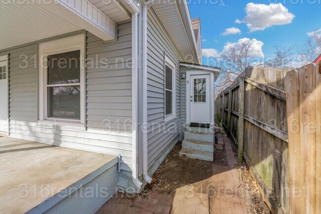 Building Photo - $750 - Studio / 1 bath - Beautiful newly renovated Multi-family home located in Delano