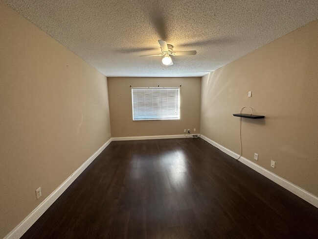 Building Photo - 5961 N Falls Cir Dr