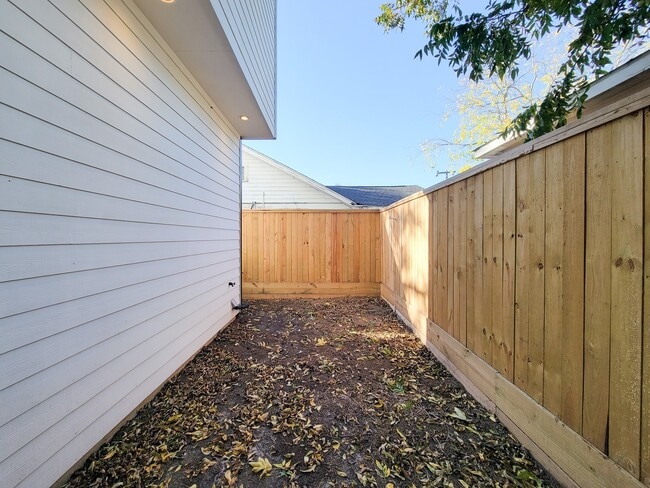 Building Photo - 5613 Leonard St