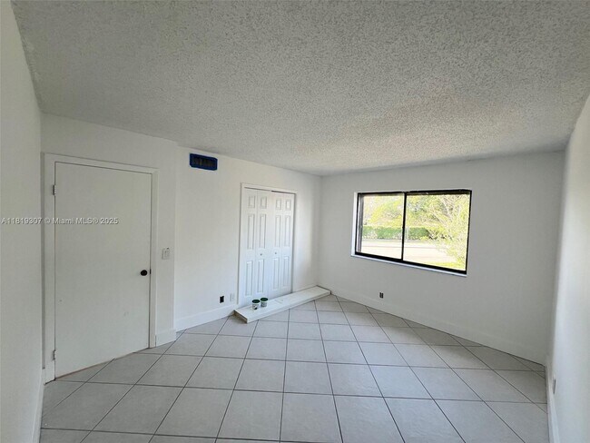 Building Photo - 304 Racquet Club Rd