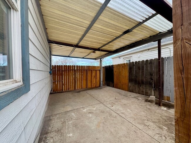 Building Photo - Newly Renovated 3 Separate Dwelling property in Denver! Available NOW