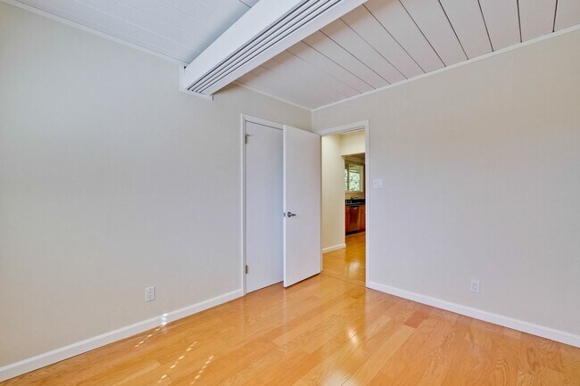 Building Photo - Mountain View Home l Spacious Open Layout Bright and Private Yard