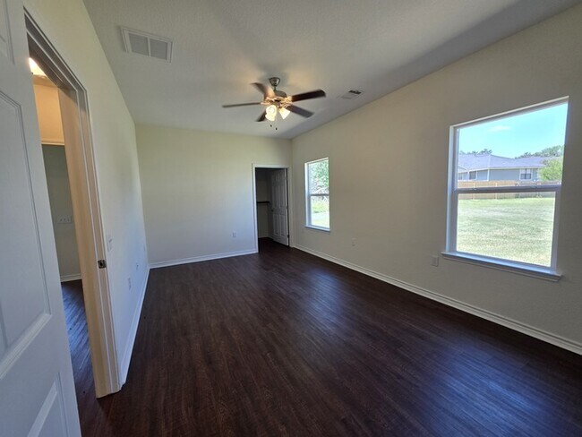 Building Photo - 3/2/2-Ready for Move In