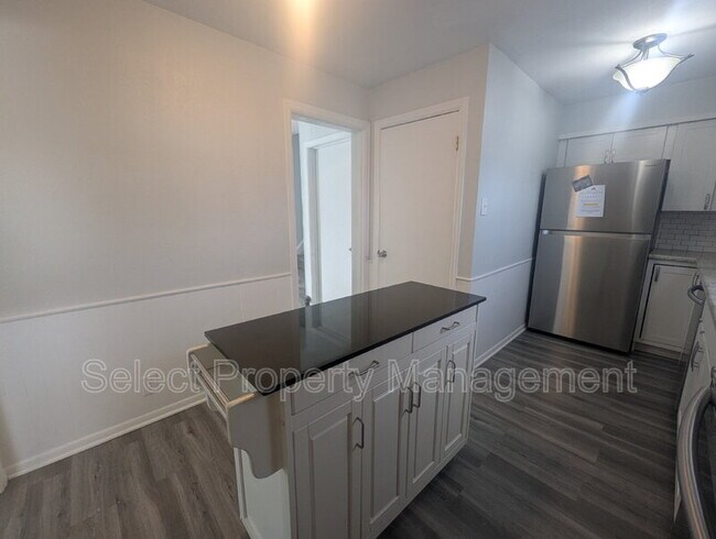 Building Photo - 1523 Curdes Ave