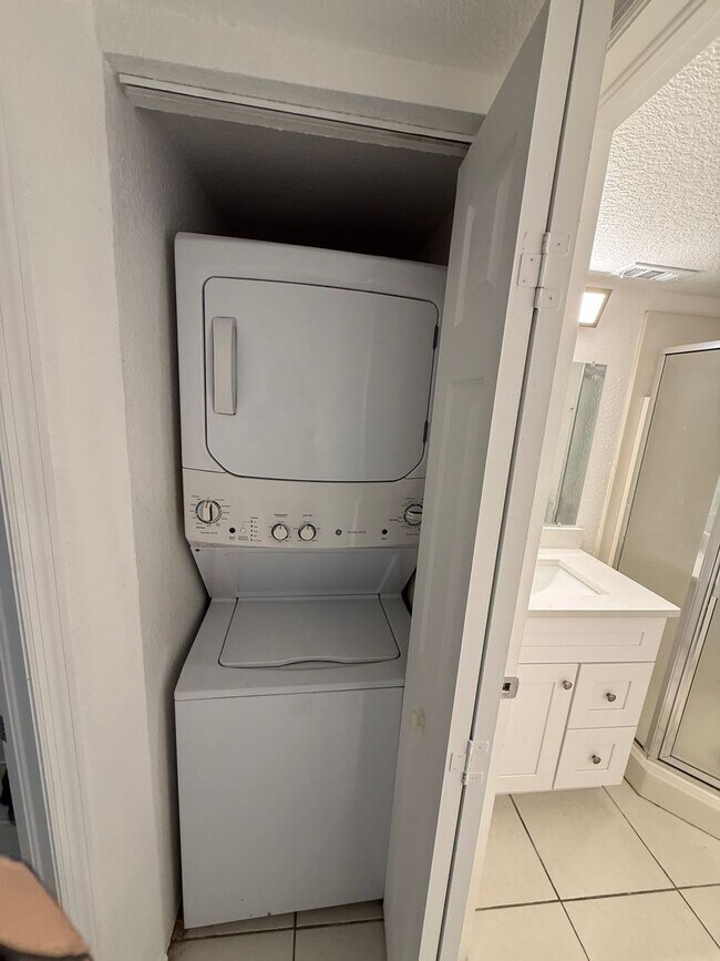 Building Photo - Ground Floor Condo 2/2  - Immediate Availa...