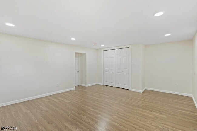 Building Photo - 86 Farnham Ave