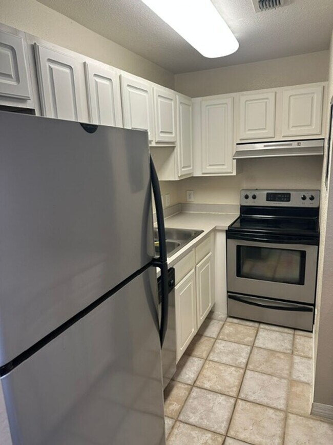 Building Photo - 13700 Richmond Park Dr N