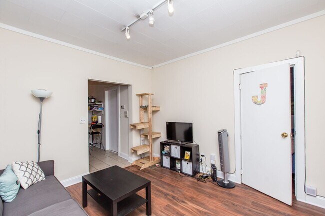 Building Photo - Affordable 2Bed/1bath in Wicker Park!  FREE Laundry!  FREE Internet!  Huge Private Deck!