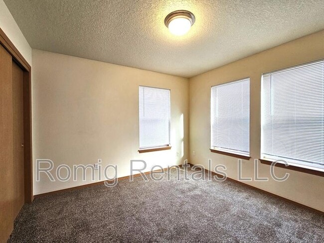 Building Photo - 8108 NE 36th Ct