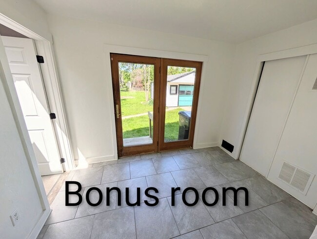 Building Photo - Remodeled 2 -3 bedroom home Elyria