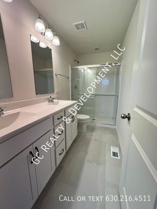 Building Photo - ***MOVE IN SPECIAL - 1/2 MONTH FREE RENT! ...