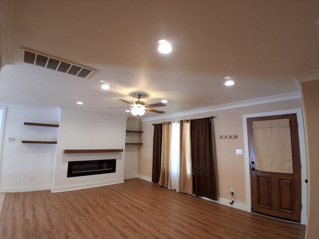 Building Photo - 340 N Santa Rosa Ave