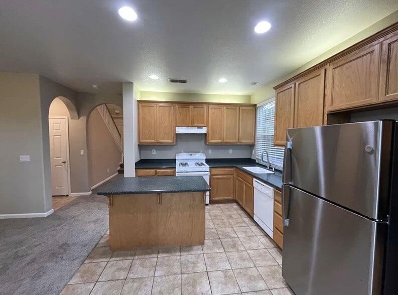 Building Photo - 302 Unity Cir