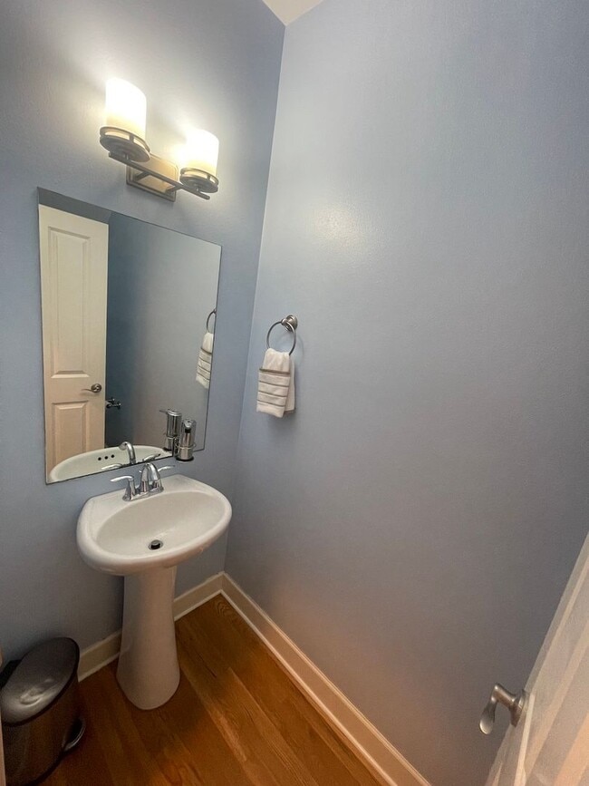 Building Photo - Spacious 3BD/2.5BTH Available for Lease in...