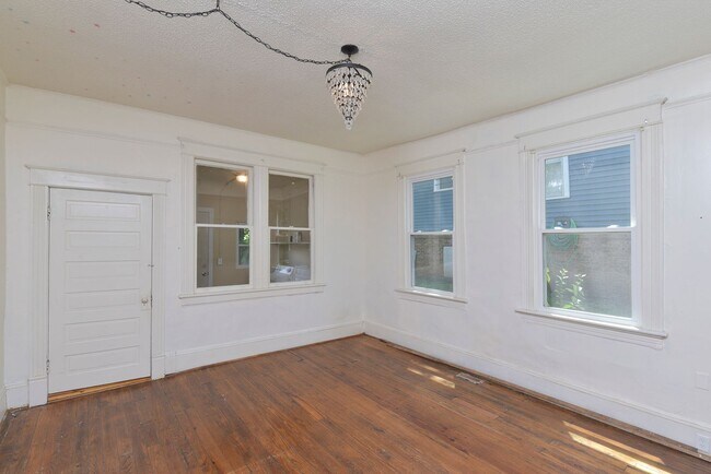 Building Photo - Charming 2 bedroom 1 bath home in Elmwood ...
