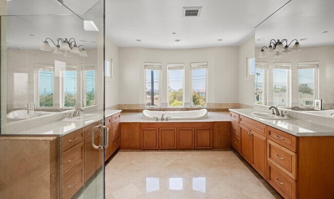 Building Photo - Stunning 4 bed, 4.5 bath home located on a quiet and highly desirable street in Redondo Beach