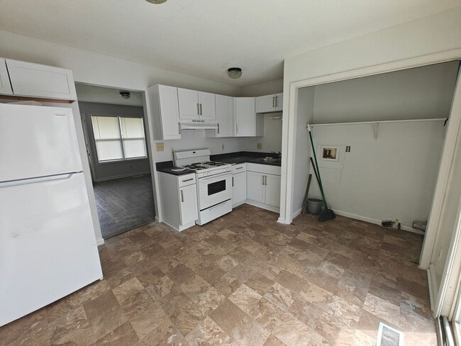 Building Photo - 701 Center St