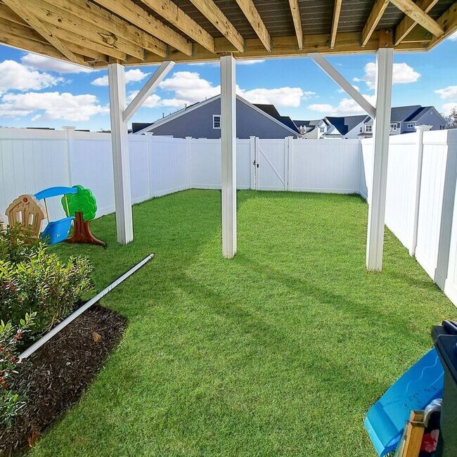 Building Photo - Gorgeous 4-Level Townhome with Rooftop Ter...