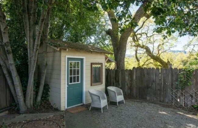 Building Photo - Lovely 1 Bedroom 1 Bath with a Beautiful Back Yard