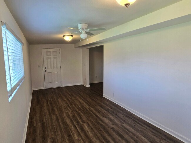 Building Photo - 3-bedroom by New Re-developed Paradise Val...