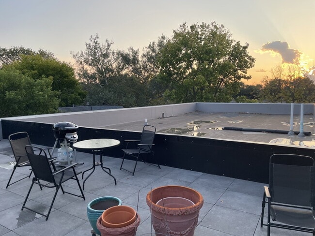 Building Photo - Stunning Sunsets on the Rooftop at this Be...
