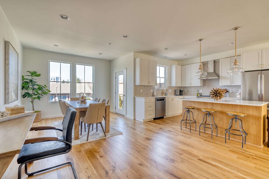 Building Photo - 516 NE 56th Ave