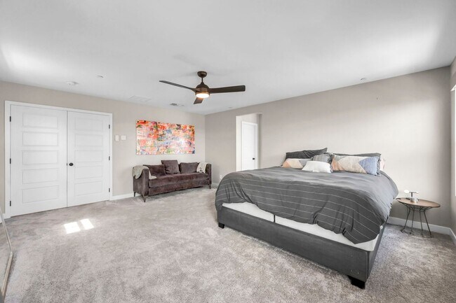 Building Photo - Spacious 5-Bedroom Home with Loft, Pool & Mountain Views