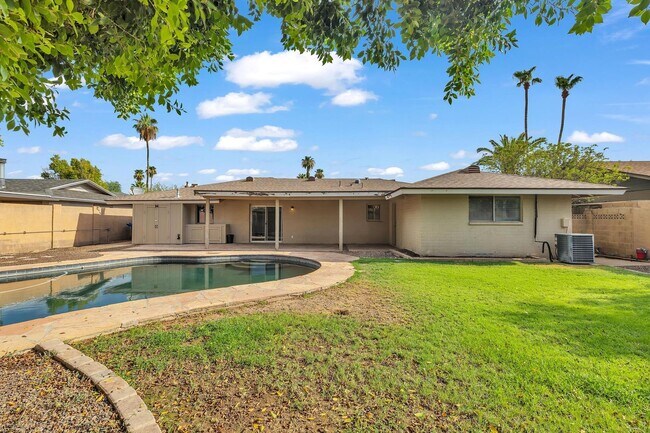 Building Photo - 5 Bed, 3 Bath, Pebble Tec Pool, Granite Counters Huge Kitchen Island