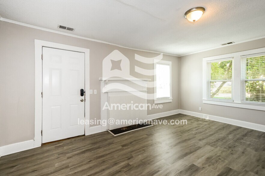 Building Photo - 304 S Pine St