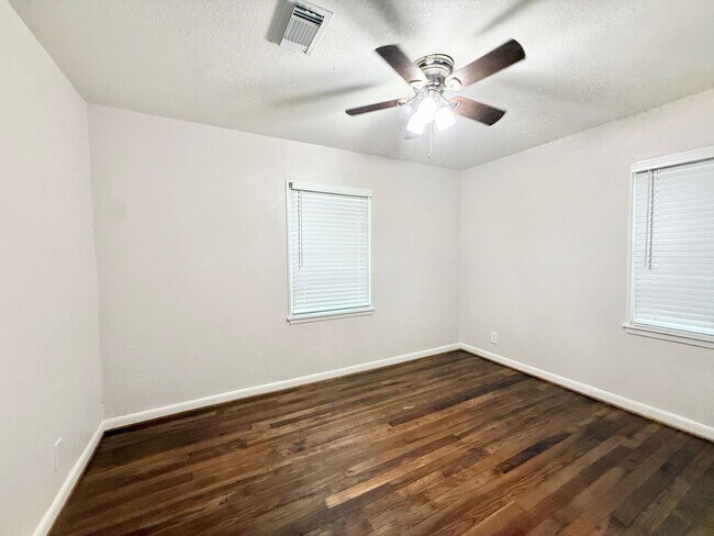 Building Photo - Adorable 3/1/1 Home in Lake Jackson !