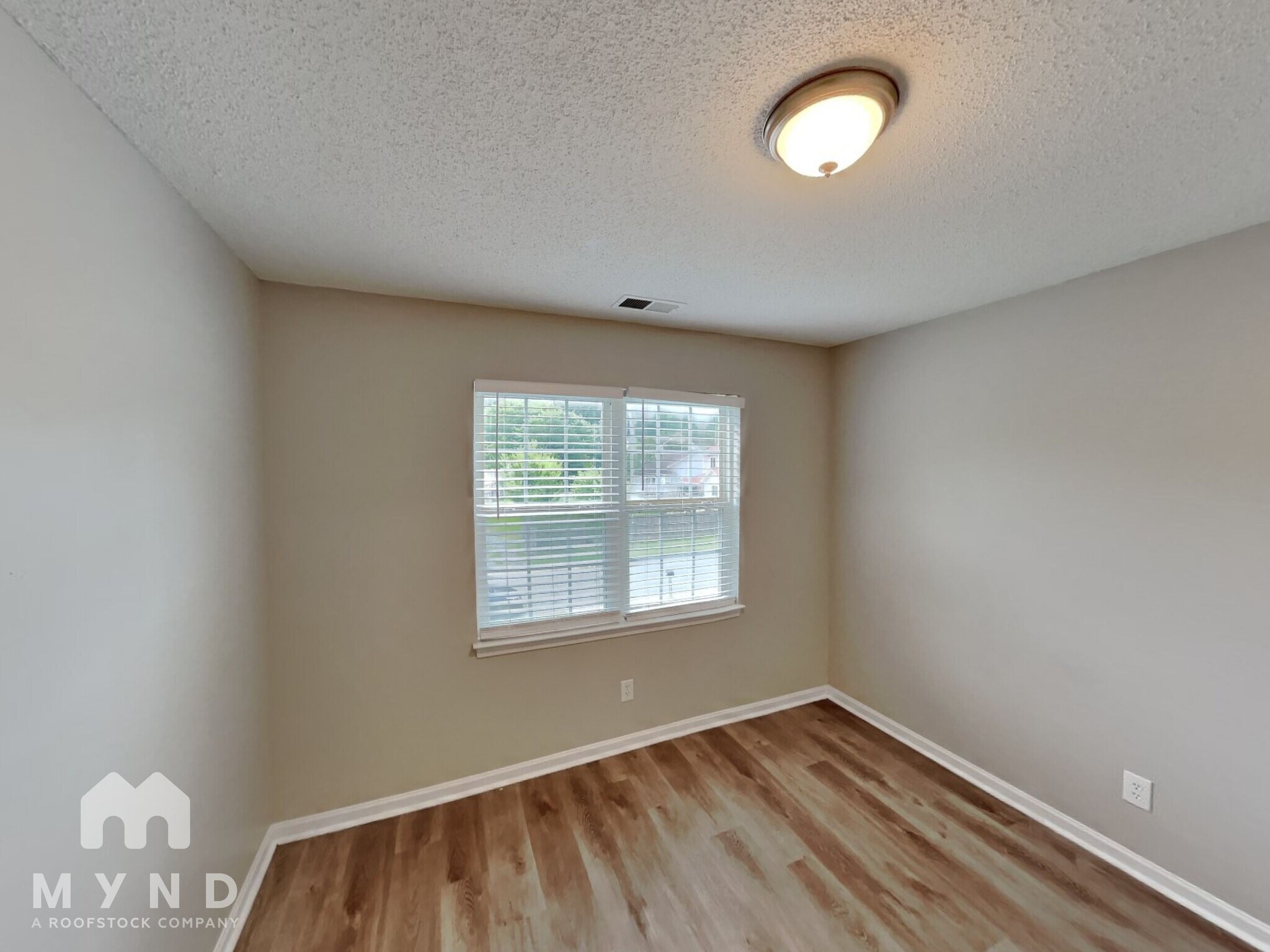 Building Photo - 219 Chattaroy Dr