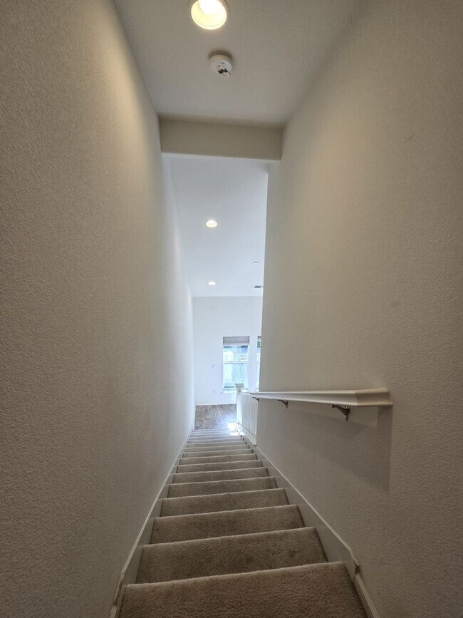 Building Photo - Stunning 3BR 3.5 BATHROOM House in Hayward