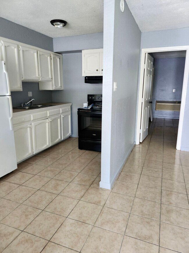 Building Photo - 2817 Lorraine St