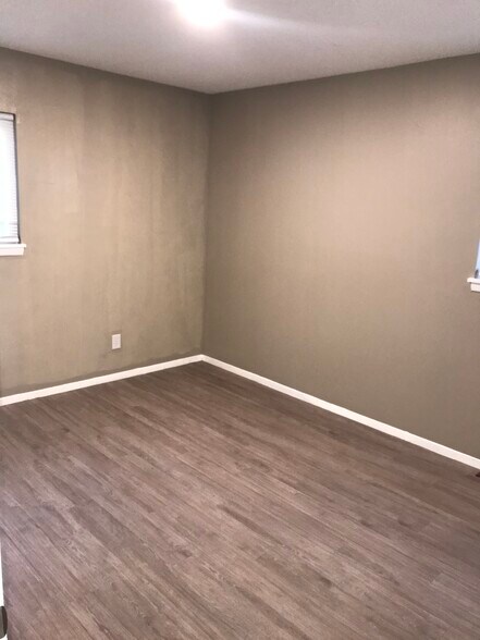 Building Photo - 8325 Grandview Ln